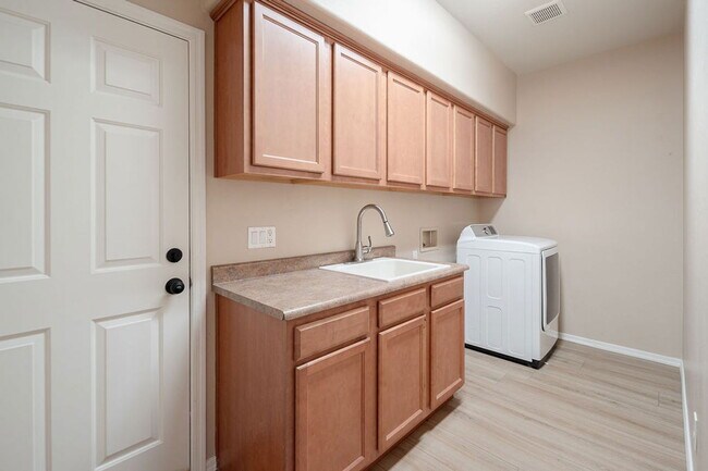 Building Photo - 26197 W Potter Dr