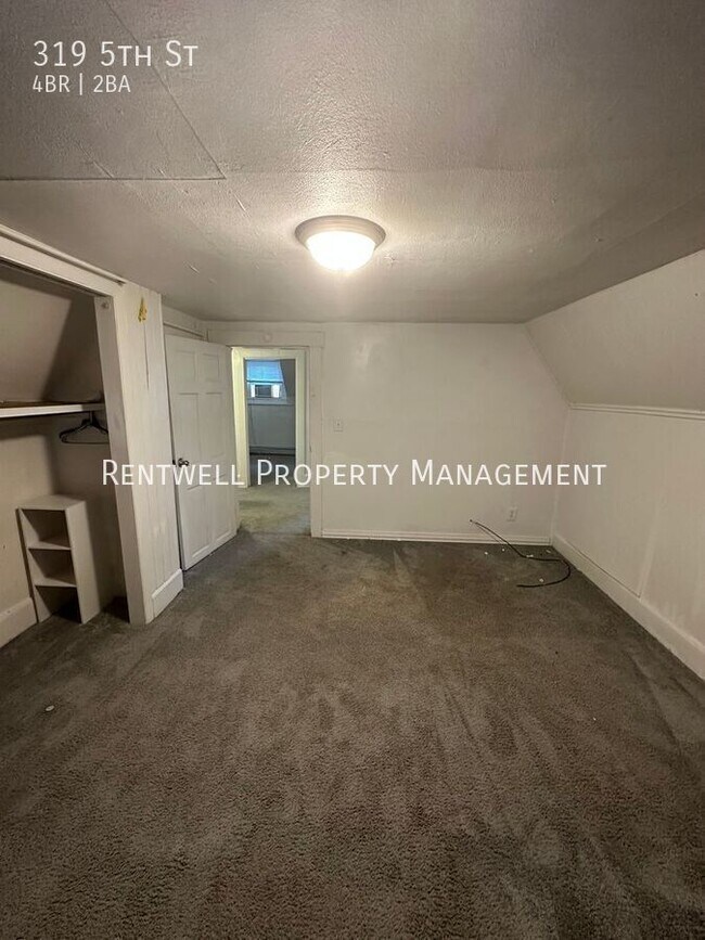 Building Photo - 319 5th St