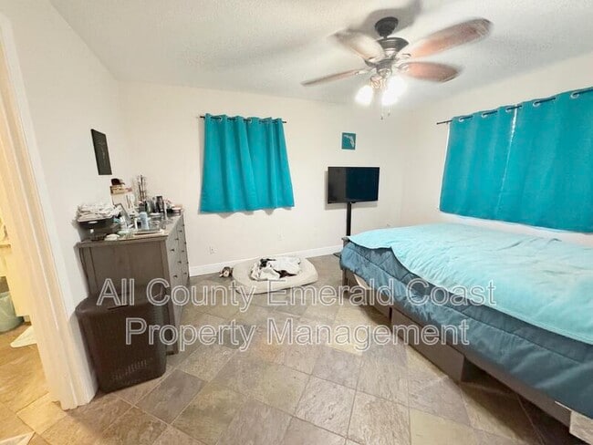 Building Photo - 105 Country Club Dr