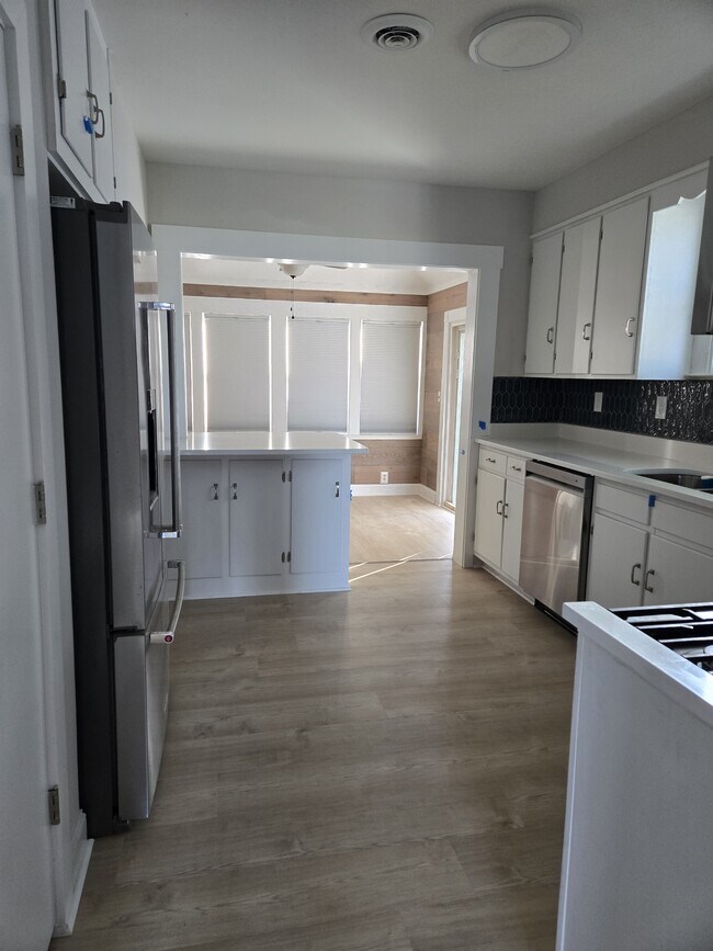 Building Photo - 434 Creek Ave