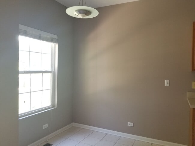 Building Photo - Aurora Two Bed Two Story Townhome