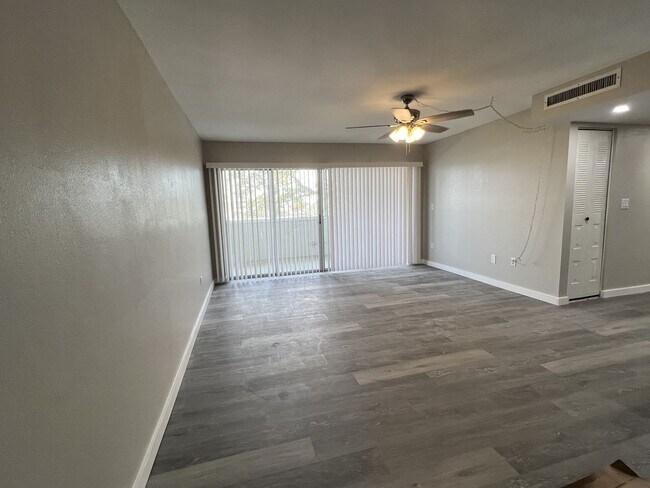 Building Photo - Annual** 55+ Years Old Required ** Recently Renovated ** 1 Bedroom / 1 Bath - Cambridge House - $...