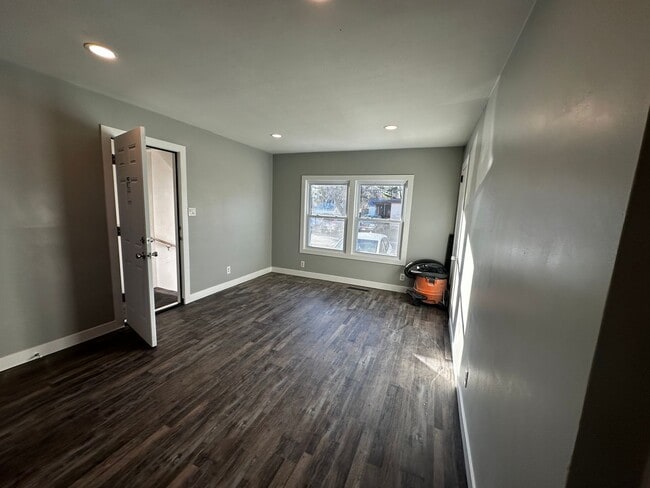 Building Photo - 1946 St Lawrence Ave