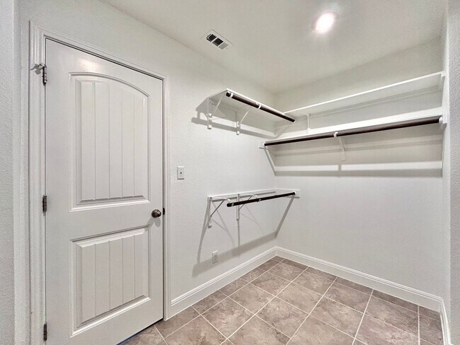 Building Photo - Beautiful and Contemporary 3 BR / 2.5 BA H...