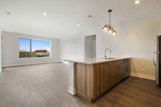 Building Photo - 3 bedroom in Chicago IL 60608