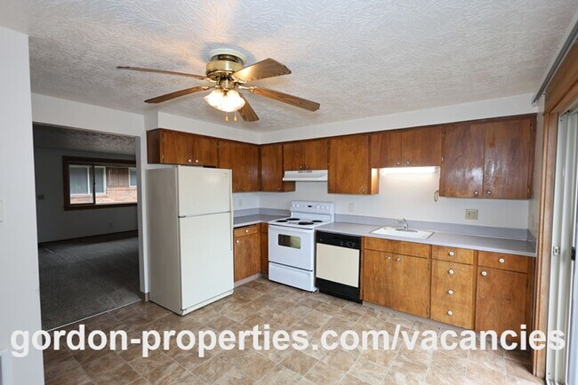 Building Photo - SE Cedar Ave - Single level 2 bedroom unit in duplex