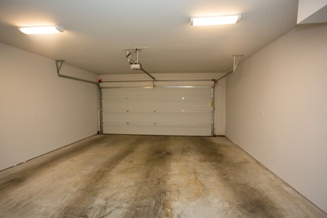 Building Photo - Beautifully Partially Furnished or Unfurni...