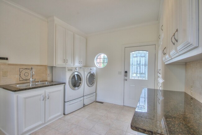 Building Photo - 4335 N Chapel Rd