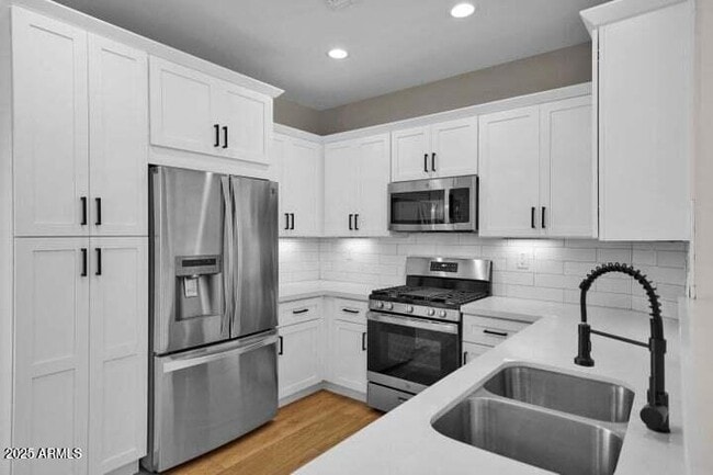 Building Photo - 3941 E Cat Balue Dr