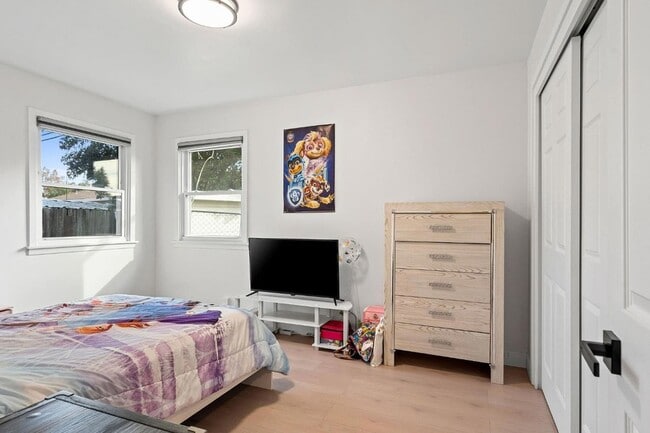 Building Photo - 8 17th St