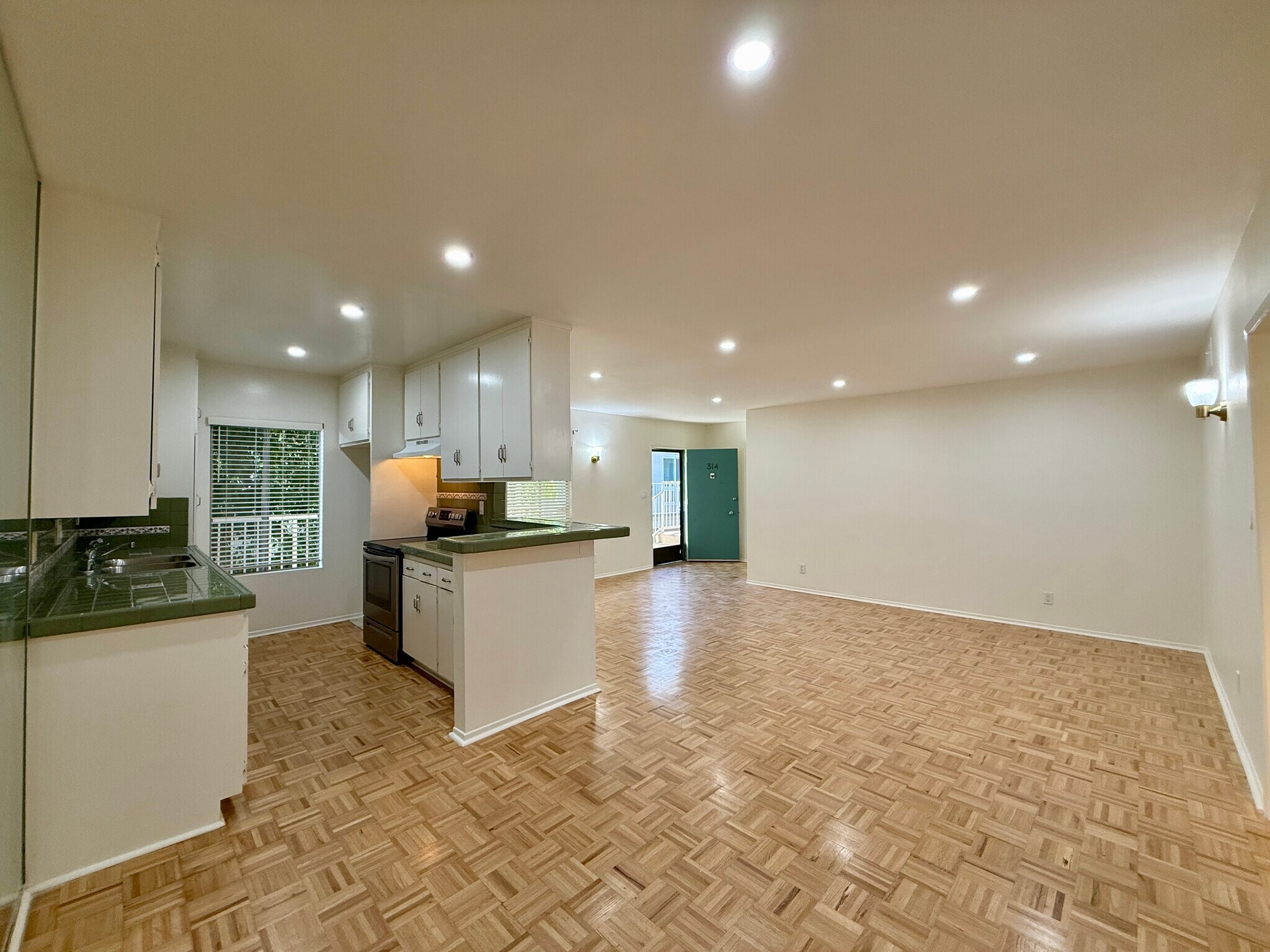 Building Photo - 5320 Zelzah Ave