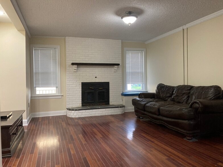 Building Photo - 218 Evergreen Ave