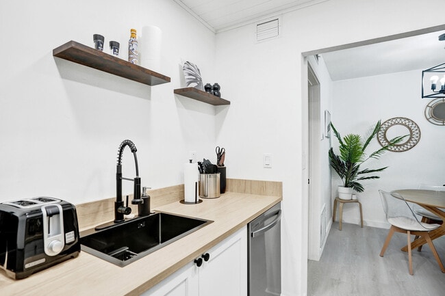 Building Photo - 4658 Bougainvilla Dr