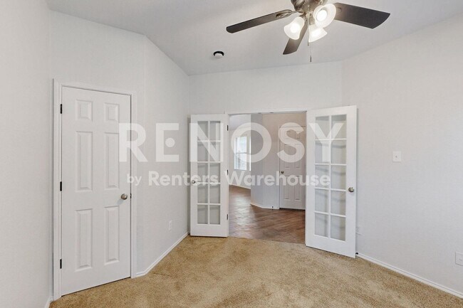 Building Photo - 1096 Oakbrook St