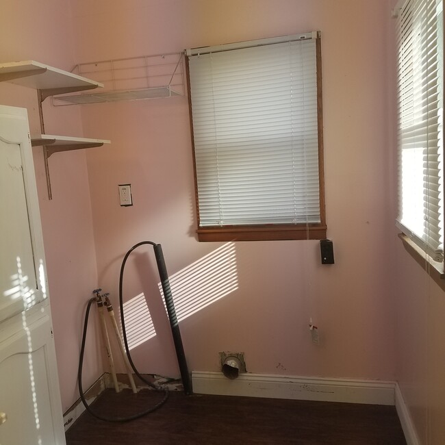 Bathroom 2/laundry room - 1201 E Walnut St