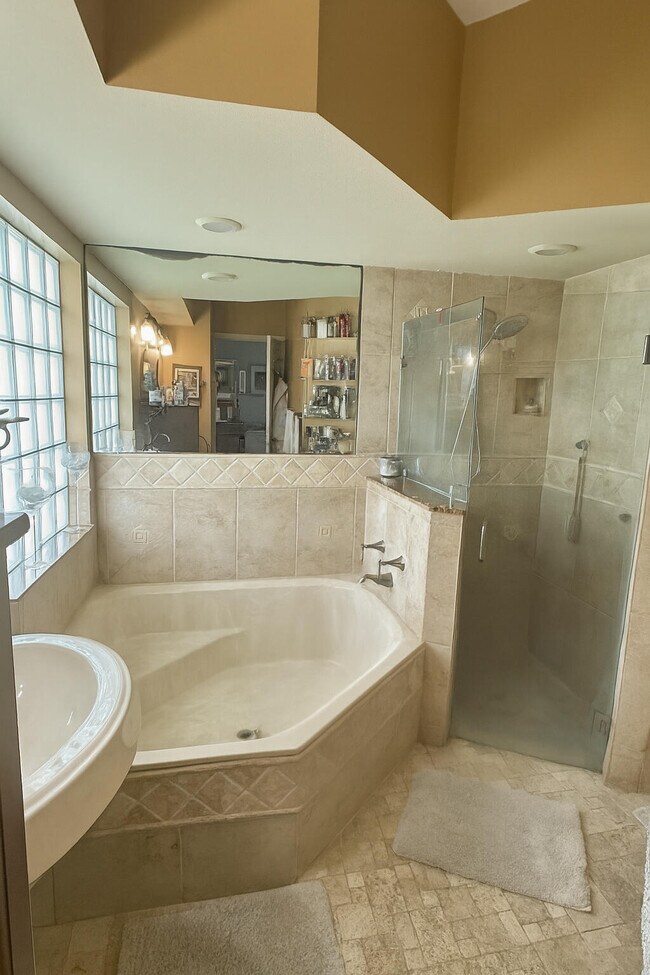 Building Photo - 166 Woodlake Cir