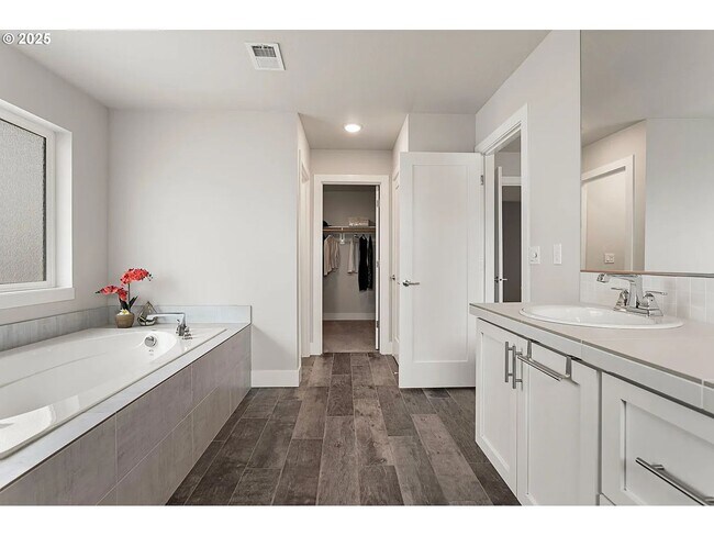 Building Photo - 4093 SE Reed Dr
