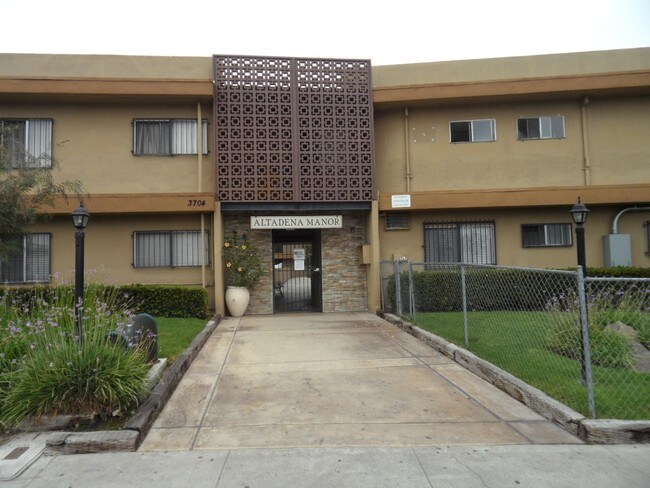Building Photo - 3704 Altadena Ave