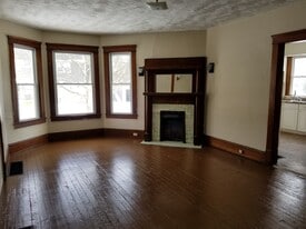 Building Photo - 606 W Main St