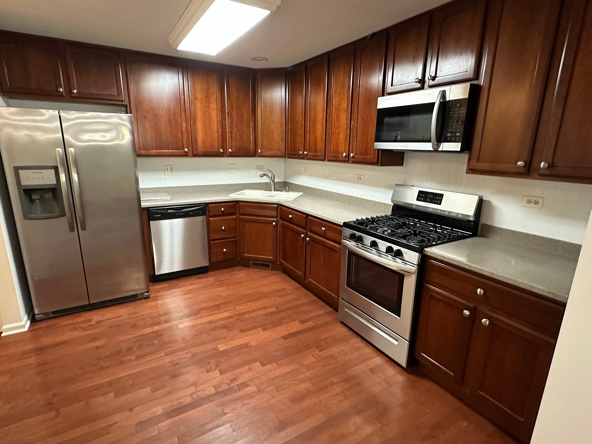 Building Photo - 560 Lancaster Dr