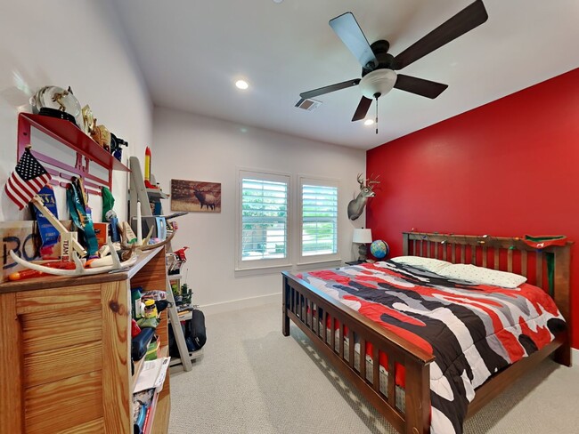 Building Photo - IMMACULATE HOME IN UNIVERSITY HEIGHTS! UPD...