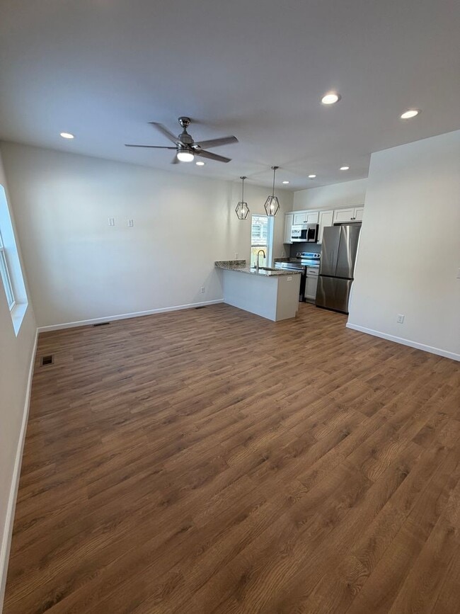 Building Photo - 3 Bedroom | 2 Bathroom | 1 Car Garage | Duplex | Springfield MO!