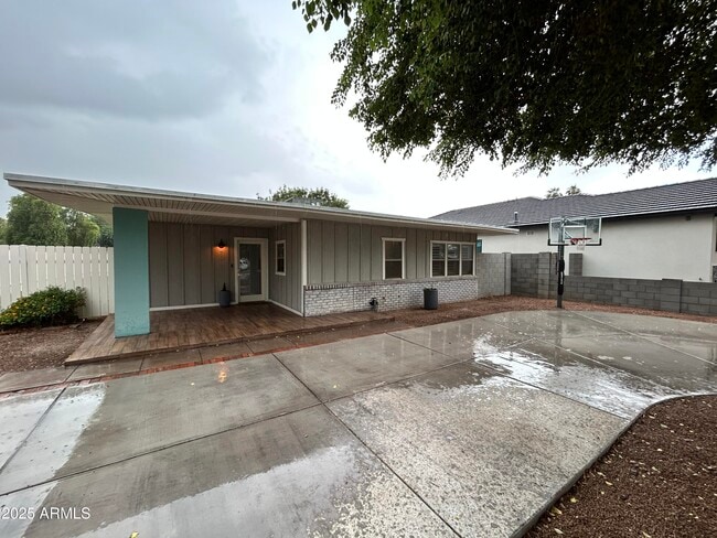 Primary Photo - 7031 N 14th Dr