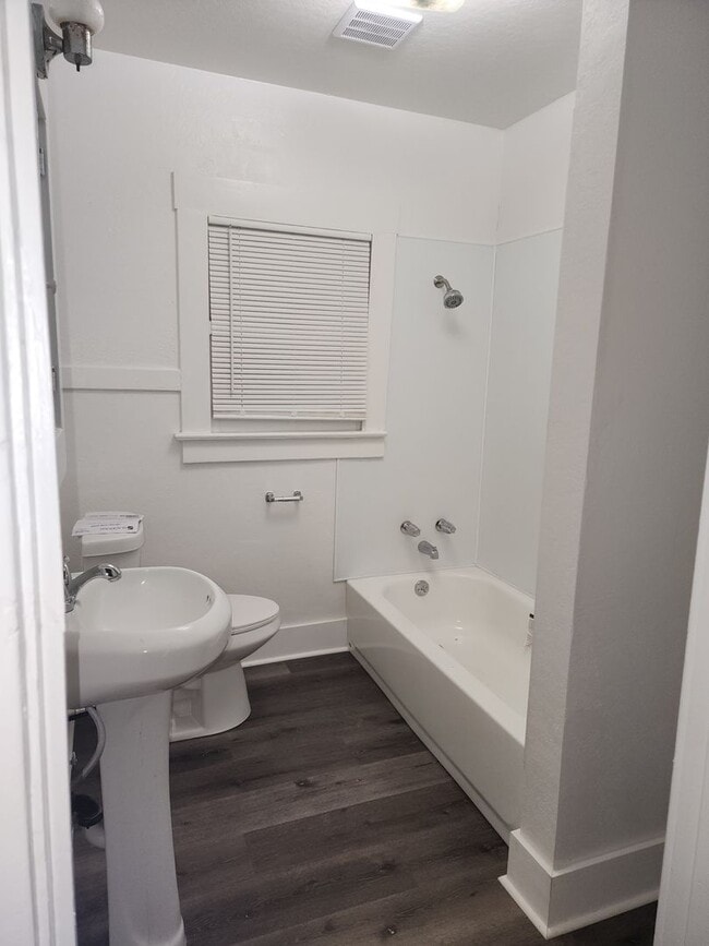 Building Photo - Charming 2 Bedroom 1 bathroom Downtown Modesto Home