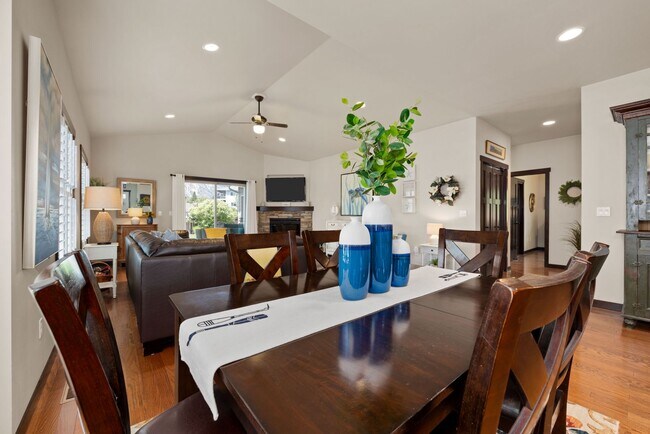 Building Photo - 3 Bedroom, 1.75 Bathroom Home in The Village at Lake Chelan