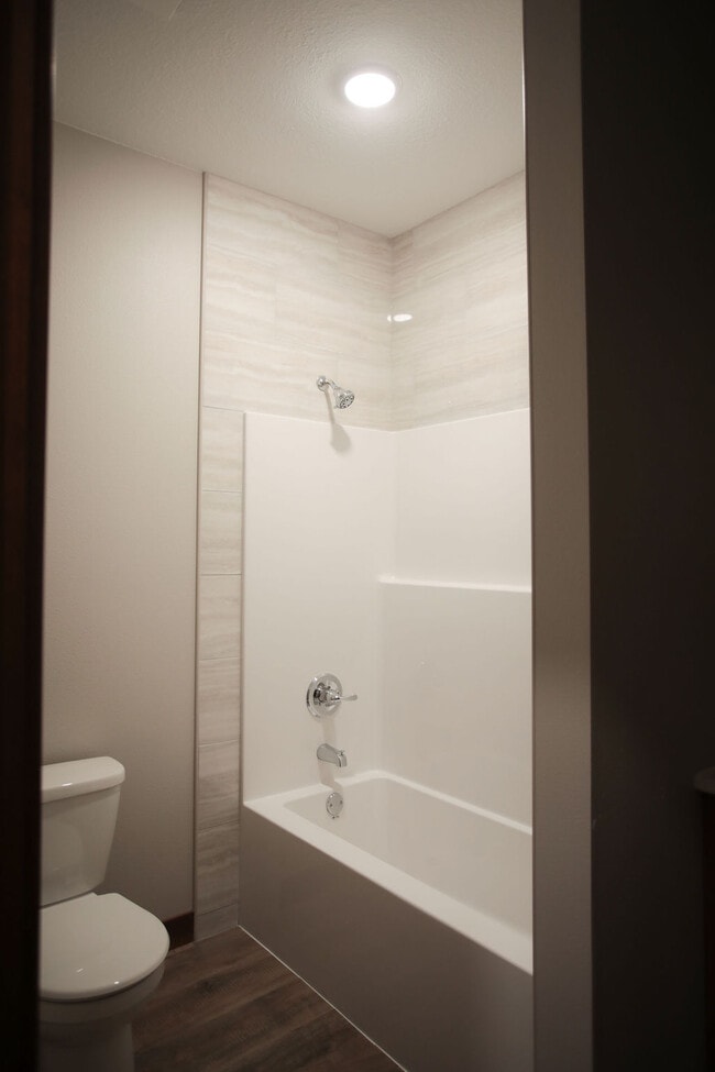 Building Photo - 1926 W 6th St