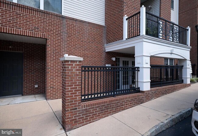 Building Photo - 300 W Elm St