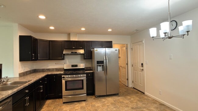 Building Photo - Spacious 3 Bed 2 Bath w/office
