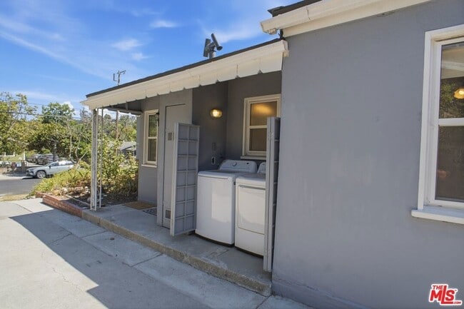 Building Photo - 4867 Wiota St