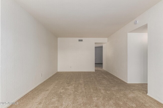 Building Photo - 2128 E Villa Ct