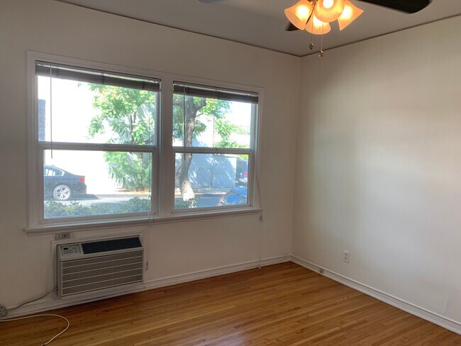 Building Photo - 416 N Doheny Dr