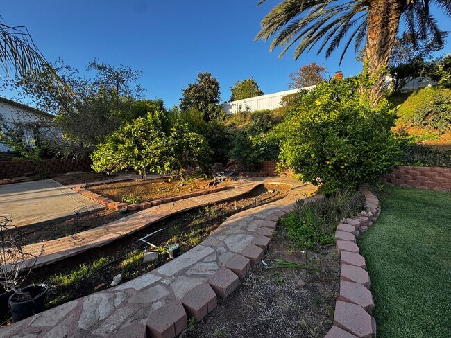 Building Photo - Custom Estate