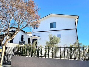 Building Photo - Beautiful 4 Bed / 3 Bath apartment with PARKING & IN-UNIT LAUNDRY!