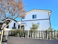Building Photo - Beautiful 4 Bed / 3 Bath townhouse with PARKING & IN-UNIT LAUNDRY!