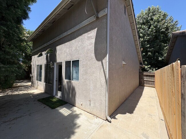 Building Photo - 703 W Russell Ave