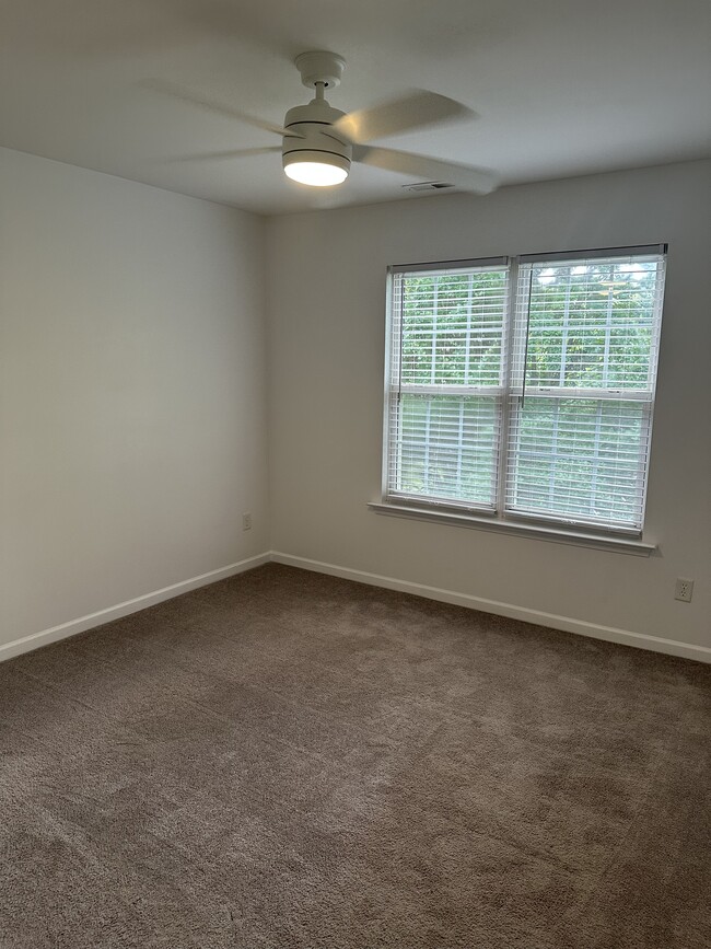 Building Photo - 5631 Seths Dr