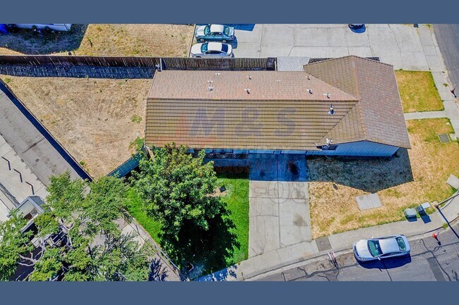 Building Photo - 302 Lovell Way