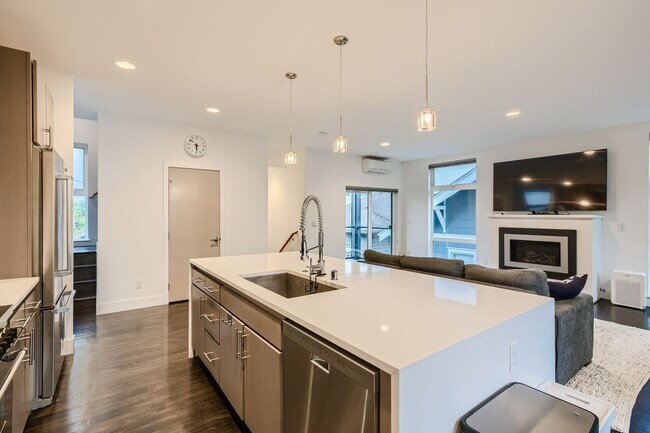 Building Photo - Queen Anne Home