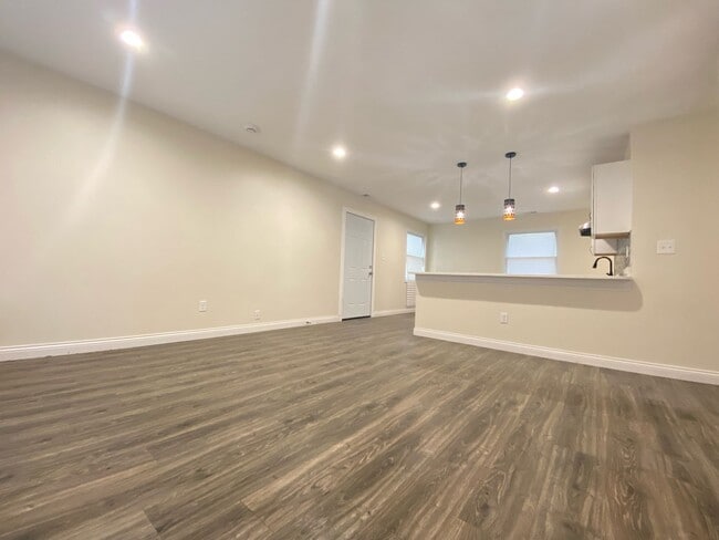 Building Photo - Newly Renovated 3 Bedroom Home With Centra...