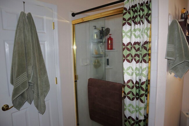 Building Photo - Oroville-Furnished-Turnkey-3 bedroom 2 bath home, hot tub, gazebo, landscaped yard, solar