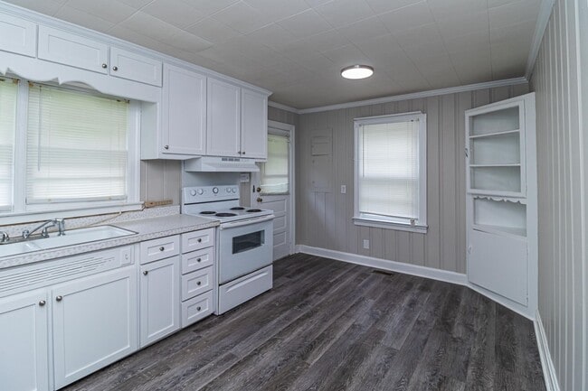 Building Photo - ADORABLE Renovated 3 BR | 1 BA Home in Gol...