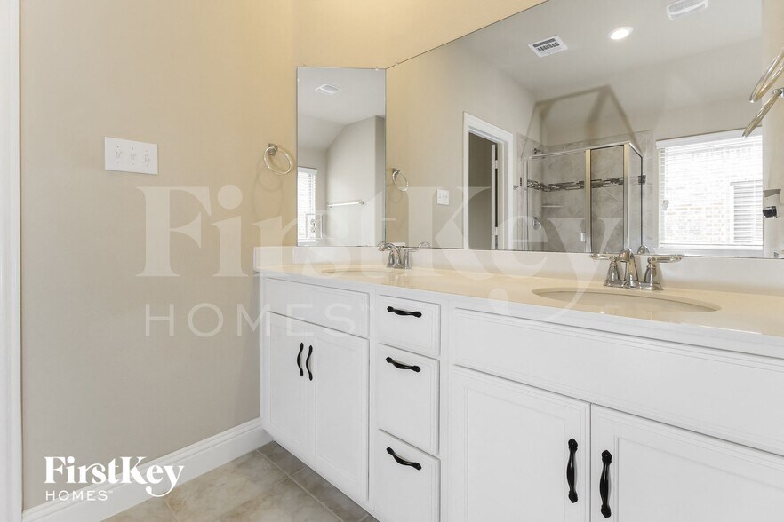 Building Photo - 16209 Weymouth Dr