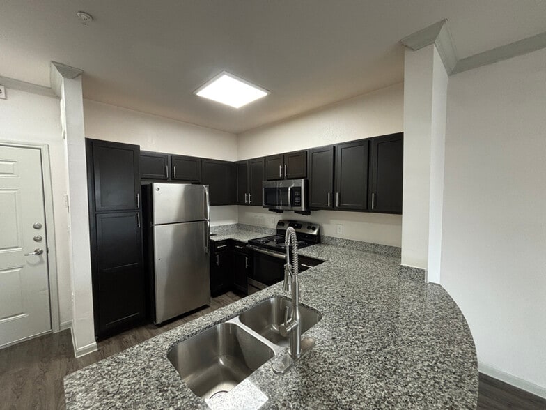 Building Photo - 4624 Cromwell Dr