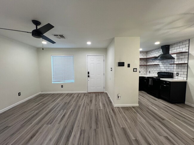 Building Photo - NICE 2 BEDROOM TOWNHOME!