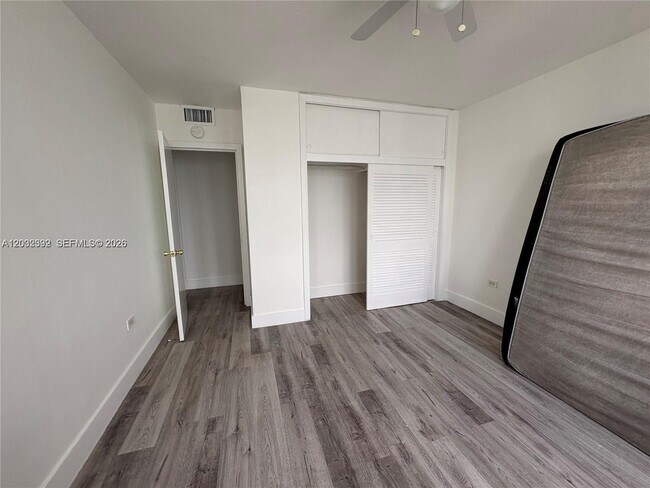 Building Photo - 7545 E Treasure Dr