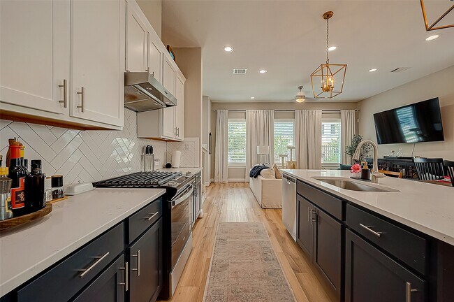 Building Photo - 909-A W 35th St